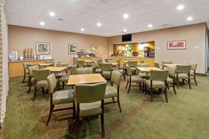 ein Restaurant mit Tischen und Stühlen und einer Bar in der Unterkunft La Quinta Inn by Wyndham Phoenix North in Phoenix