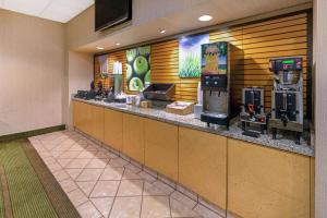 einen Wartebereich in einem mcdonalds mit einer Kaffeemaschine in der Unterkunft La Quinta Inn by Wyndham Phoenix North in Phoenix + 22 Fotos