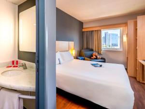 Cama ou camas em um quarto em ibis Sorocaba