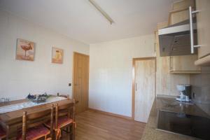 Kuchyňa alebo kuchynka v ubytovaní Apartamentos Sarela