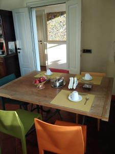 Alloggio della Villetta في بالاتسولو سول أوليو: طاولة خشبية عليها صحون فاكهة