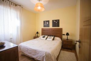 Posteľ alebo postele v izbe v ubytovaní Apartamentos Sarela