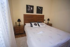 Posteľ alebo postele v izbe v ubytovaní Apartamentos Sarela
