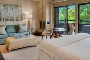 Postel nebo postele na pokoji v ubytování Aspen Square Condominium Hotel