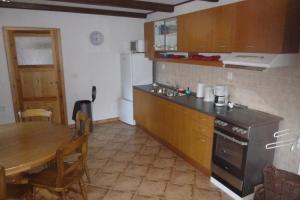 Kuchyň nebo kuchyňský kout v ubytování Holiday House Javornik
