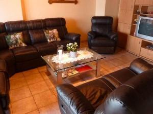 Ruang duduk di Elegant Home with Sauna +32 gambar