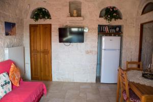 En tv och/eller ett underhållningssystem på Il trullo del Mirto