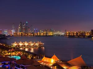 Nespecifikovaný výhled na destinaci Dubaj nebo výhled na město při pohledu z rezortu