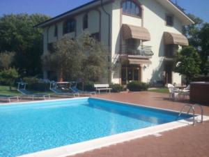 Bazén v ubytovaní Agriturismo Corte Trincerone alebo v jeho blízkosti