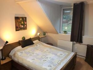 um quarto com uma cama grande num sótão em Kishableány Apartmanház em Badacsonytomaj