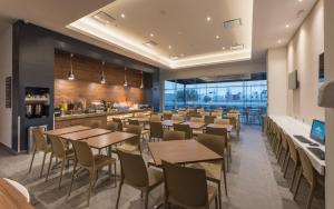 a dining room with tables and chairs and a bar at Microtel Inn & Suites by Wyndham Irapuato in Irapuato