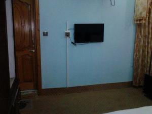 Hāji Bāba的住宿－Hotel Hilton Palace，一间蓝色的房间,墙上有电视