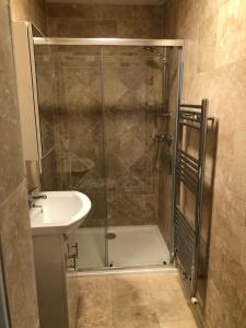 Ванная комната в Skellig Port Accommodation - 1 Studio Bed Apartment