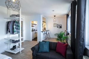 uma sala de estar com um sofá e uma cozinha em Marvlex #1 - Studio mit WIFI und NETFLIX em Celle