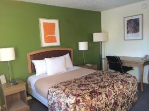 Alamo Motel tesisinde bir odada yatak veya yataklar