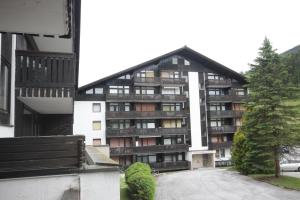 an apartment building with a black and white at Muhlbach 345b in Mühlbach am Hochkönig