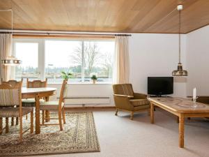 Kongsmarkにある4 person holiday home in R mのリビングルーム(ダイニングテーブル、テレビ付)
