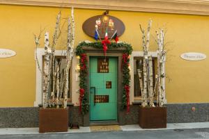 a building with a green door with christmas decorations at Le Reve Charmant in Aosta