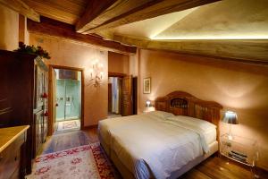 a bedroom with a large bed in a room at Le Reve Charmant in Aosta