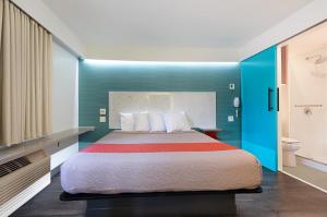 una habitación de hotel con una cama y un baño en Solo Motel Broadway, en Los Ángeles