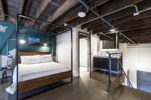 un dormitorio con una cama en una habitación en 506 Lofts, en Nashville