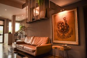 Regente Hotel في باتو برانكو: غرفة معيشة مع أريكة وصورة على الحائط