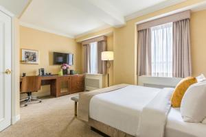 Una cama o camas en una habitación de Warwick Allerton Chicago
