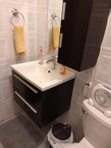 a bathroom with a sink and a toilet at Casa de Campo Rio Arriba in Arecibo