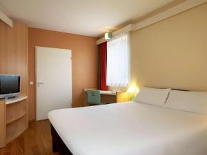 Ένα ή περισσότερα κρεβάτια σε δωμάτιο στο Ibis Poznan Stare Miasto