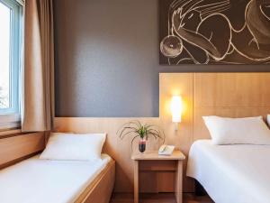 Postel nebo postele na pokoji v ubytování Ibis Cornella + 37 fotografií