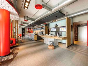 a lobby of a store with a table and chairs at ibis Hotel München Messe in Feldkirchen