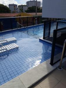 una piscina en la parte superior de un edificio en Apartamento novinho 2 quartos Ponta Verde, en Maceió