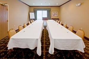 uma mesa longa numa sala de conferências com cadeiras em Holiday Inn Express Lebanon, an IHG Hotel em Lebanon