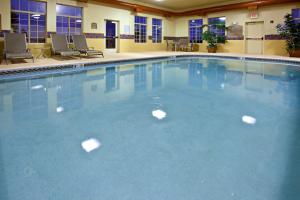 a large pool with blue water in a hotel room at Holiday Inn Express Lebanon, an IHG Hotel in Lebanon