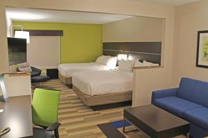 Кровать или кровати в номере Holiday Inn Express Hotel & Suites Cape Girardeau I-55, an IHG Hotel