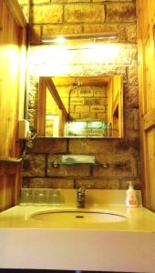 ein Bad mit einem Waschbecken und einem Spiegel in der Unterkunft Chairman's Villa in Beigan