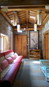 - un salon avec un canapé rouge et une table dans l'établissement Chairman's Villa, à Beigan