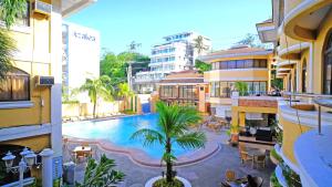 En udsigt til poolen hos Boracay Holiday Resort eller i nærheden