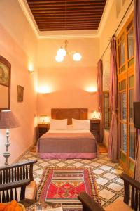 una camera con letto e divano di Dar El Kébira a Rabat