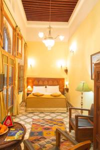 una camera con letto e tavolo di Dar El Kébira a Rabat