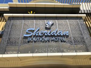 公主港Sheridan Boutique Hotel的建筑物侧面的标志