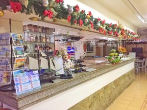 長灘島的住宿－長灘島旅遊度假村，餐厅里一个拥有圣诞装饰的柜台