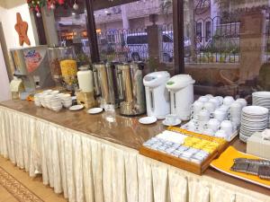 une table avec des tasses et d'autres articles dessus dans l'établissement Boracay Holiday Resort, à Boracay