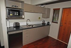 Dapur atau dapur kecil di Woodbank Park Cottages