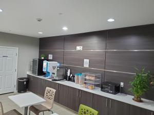 Η κουζίνα ή μικρή κουζίνα στο Haven Inn & Suites willowbrook +19 φωτογραφίες