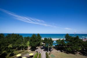 Blick auf den Strand vom Balkon eines Resorts in der Unterkunft BENIKEA San&Bada Jumunjin Resort in Gangneung