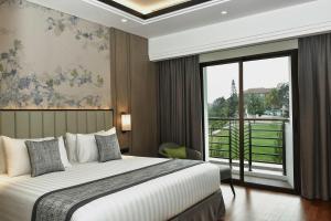 Postel nebo postele na pokoji v ubytování Mason Pine Hotel Bandung