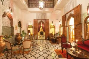 Elle comprend un salon doté de meubles et d'une cheminée. dans l'établissement Dar El Kébira, à Rabat
