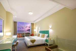 Postel nebo postele na pokoji v ubytování Sunshine Resort Intime Sanya