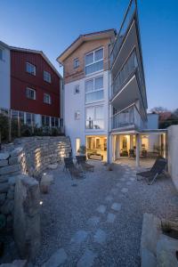 un edificio con panchine di fronte a un edificio di Appartementhotel Röhrenbach a Immenstaad am Bodensee